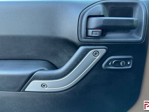 Used 2013 Jeep Wrangler Unlimited Sahara w/ Connectivity Group image 12