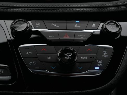 New 2026 Chrysler Pacifica Limited w/ Uconnect Theater Family Group image 18