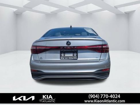 Used 2025 Volkswagen Jetta SE FWD image 4