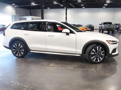 Used 2025 Volvo V60 B5 Cross Country Ultra w/ Climate Package AWD/4WD image 8