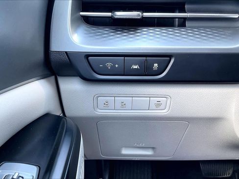 Used 2024 Kia Carnival LX image 33