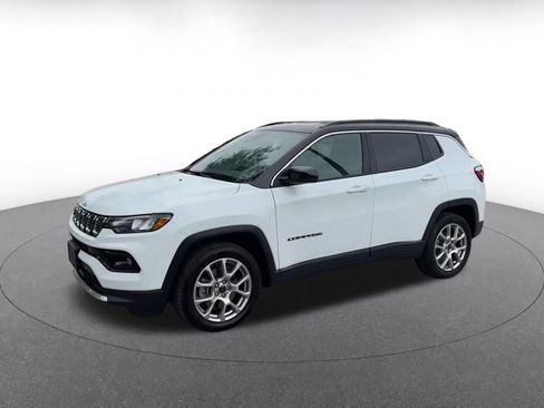 Used 2025 Jeep Compass Limited image 8