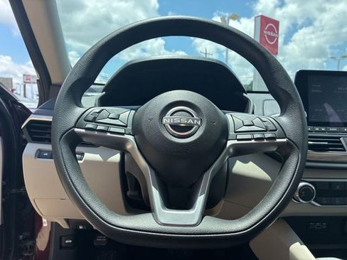 Used 2025 Nissan Altima 2.5 SV FWD image 21