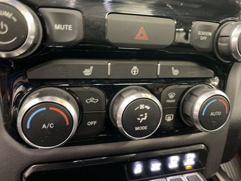 Used 2020 RAM 1500 4x4 Crew Cab image 37