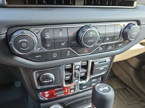 Used 2026 Jeep Wrangler Unlimited Rubicon AWD/4WD image 23