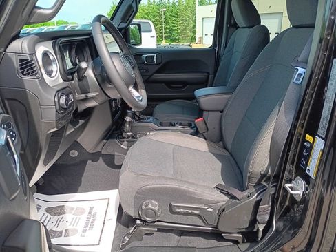 Used 2025 Jeep Wrangler Unlimited Sahara AWD/4WD image 17