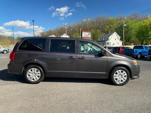 Used 2019 Dodge Grand Caravan SE w/ UConnect Hands-Free Group image 9