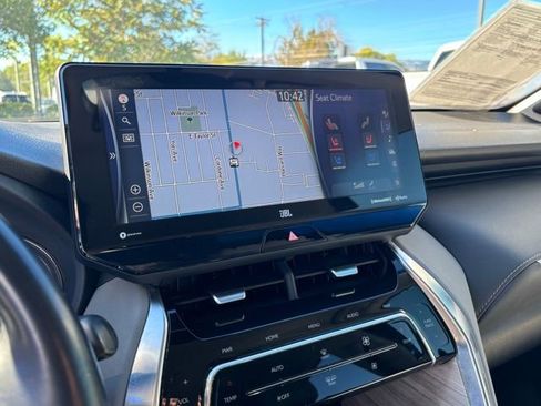 Used 2021 Toyota Venza Limited image 19