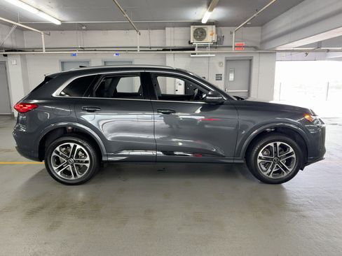 Used 2025 Audi Q5 Premium w/ Convenience Package image 8