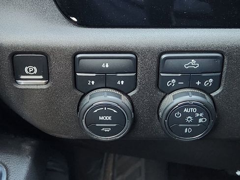 Used 2025 Chevrolet Silverado 2500 LT w/ Convenience Package image 31