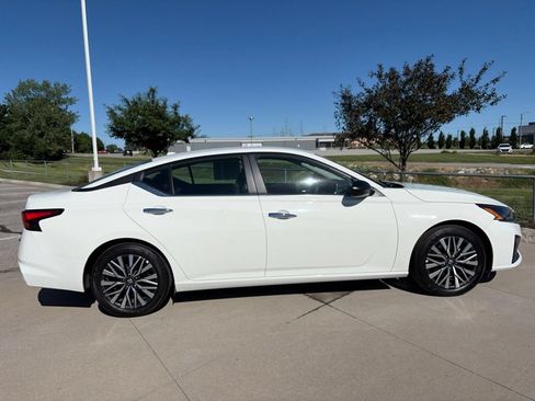 Used 2025 Nissan Altima 2.5 SV FWD image 13