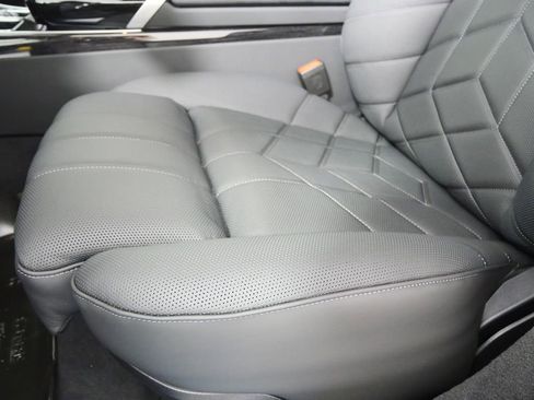 New 2026 BMW 750e xDrive w/ Executive Package image 10