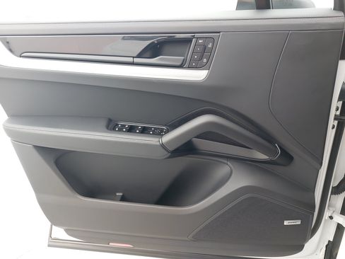 Certified 2024 Porsche Cayenne Coupe AWD/4WD image 29