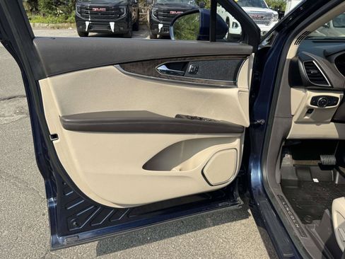 Used 2017 Lincoln MKX Select w/ Select Plus Package FWD image 18