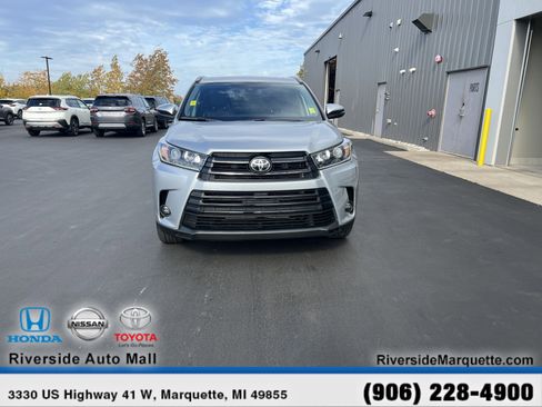 Used 2019 Toyota Highlander AWD V6 image 2