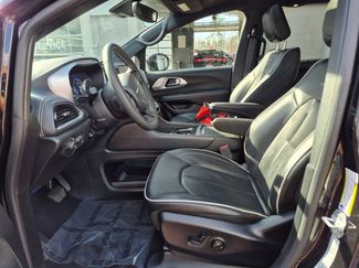 Used 2025 Chrysler Pacifica Limited video 2