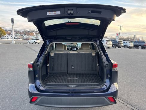 Used 2021 Toyota Highlander XLE image 18