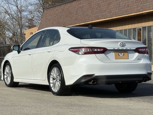 Used 2018 Toyota Camry XLE image 3