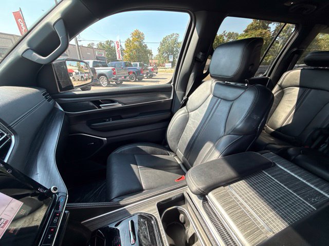 Used 2024 Jeep Wagoneer L Series III w/ Flexible Seating Group AWD/4WD image 13