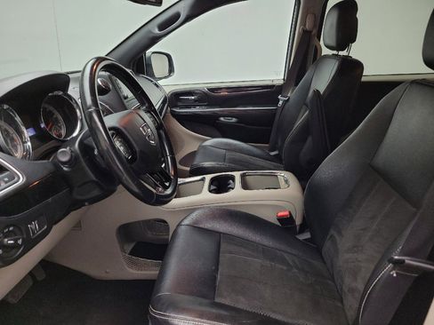 Used 2019 Dodge Grand Caravan SXT image 17