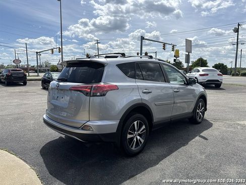 Used 2017 Toyota RAV4 XLE AWD/4WD image 5
