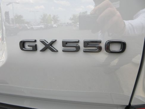 Used 2026 Lexus GX 550 w/ Accessory Package (2T) AWD/4WD image 8