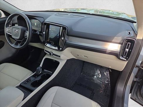 Used 2021 Volvo XC40 T4 Momentum FWD image 28