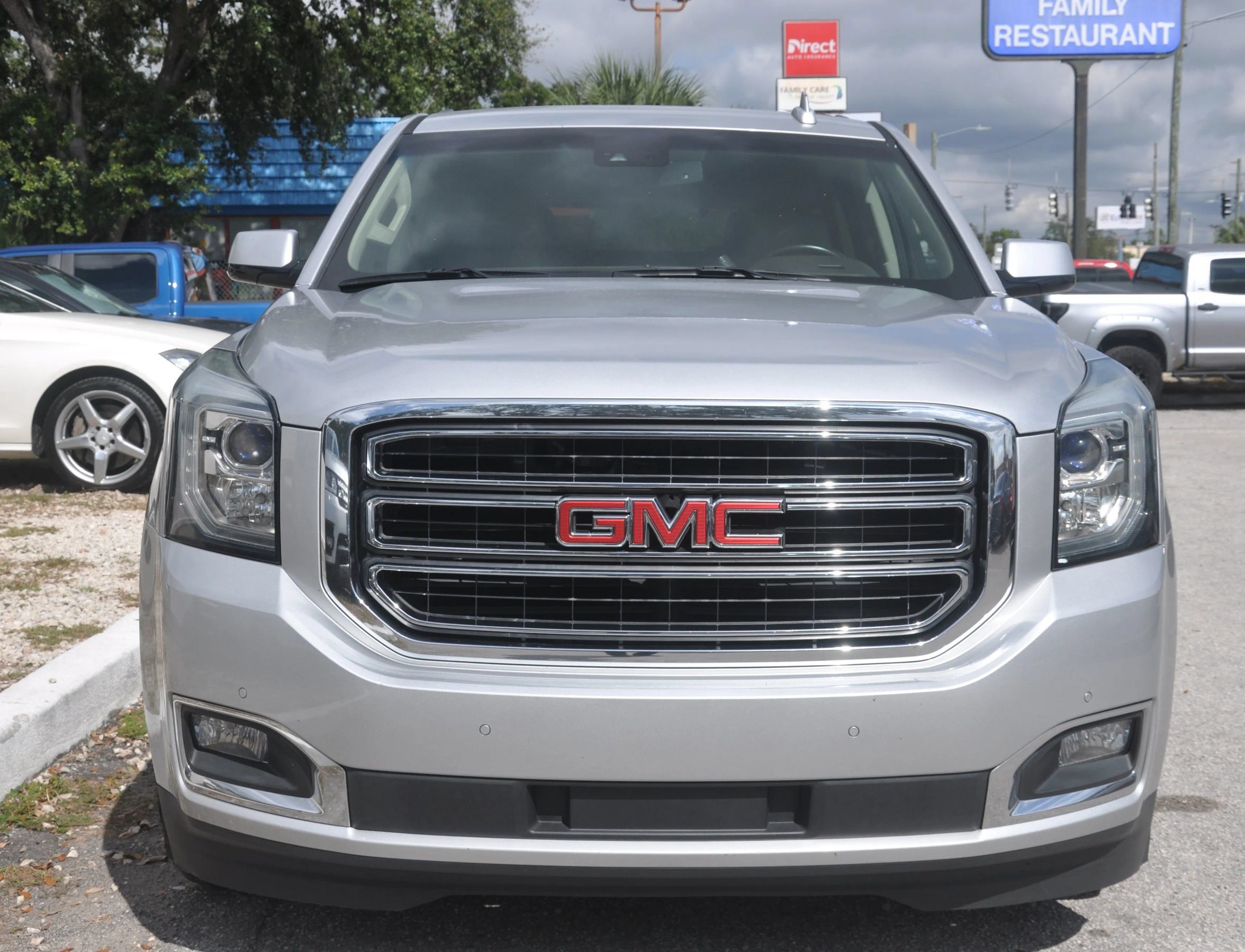 Used 2017 GMC Yukon SLT RWD image 2