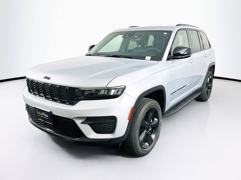 Used 2023 Jeep Grand Cherokee Altitude AWD/4WD image 3