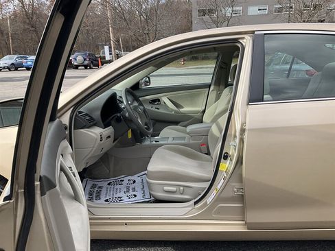 Used 2011 Toyota Camry LE image 15