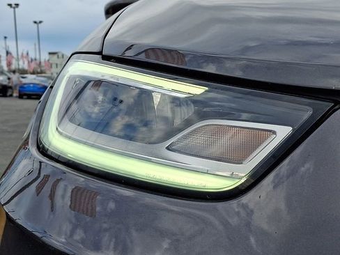 Used 2021 Chrysler Pacifica Touring-L w/ Uconnect Theater Family Group FWD image 9