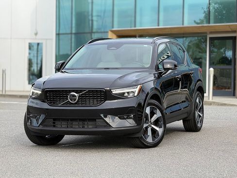 Certified 2025 Volvo XC40 B5 Plus AWD/4WD image 1