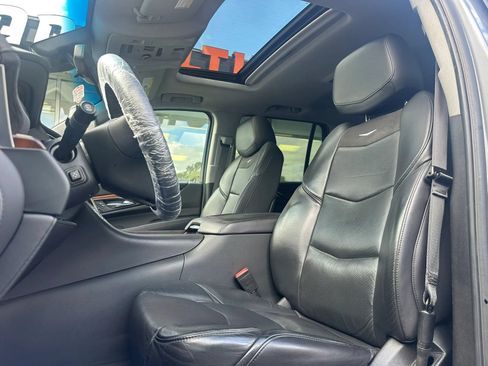 Used 2019 Cadillac Escalade Luxury AWD/4WD image 8