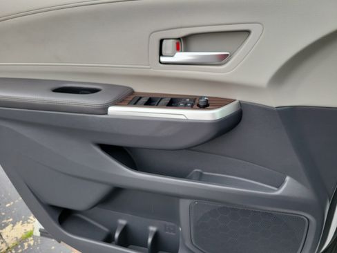 Used 2024 Toyota Sienna XLE FWD image 19