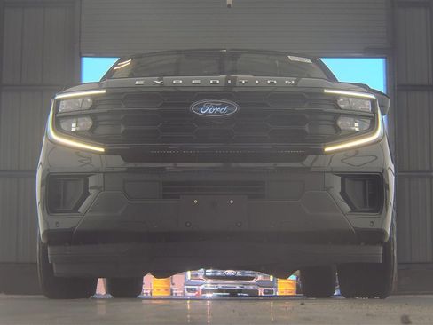 Used 2025 Ford Expedition Active AWD/4WD image 3