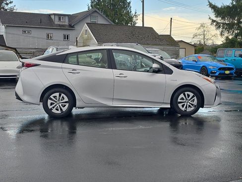 Used 2016 Toyota Prius Four image 7