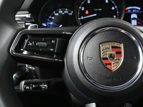 Certified 2025 Porsche Macan AWD image 9