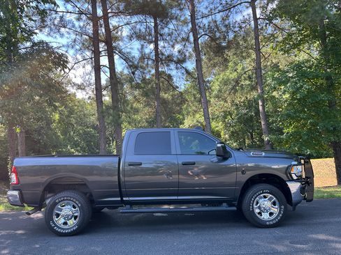 Used 2024 RAM 2500 Tradesman w/ Chrome Appearance Group AWD/4WD image 10