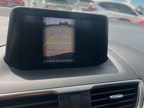 Used 2018 MAZDA MAZDA3 Touring FWD image 6