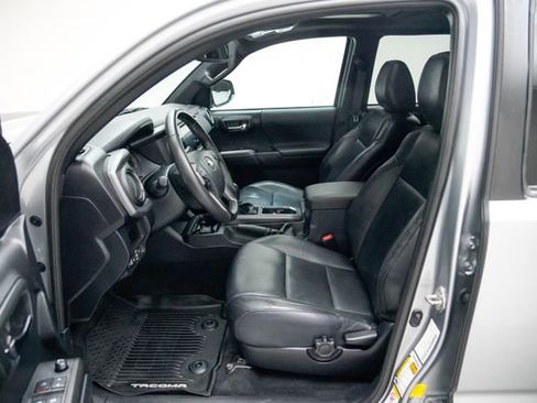 Used 2019 Toyota Tacoma TRD Sport AWD/4WD image 15