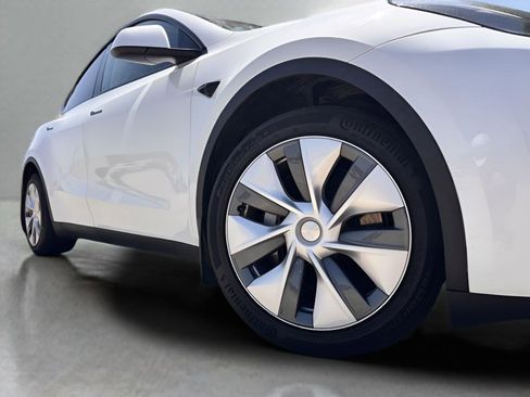 Used 2023 Tesla Model Y Long Range AWD/4WD image 27