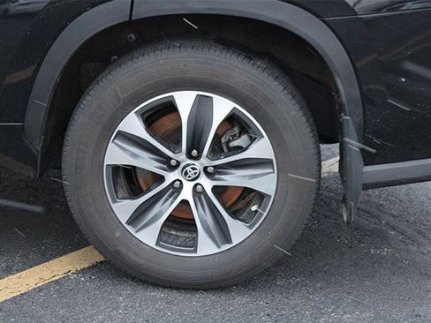 Certified 2023 Toyota Highlander XLE image 7