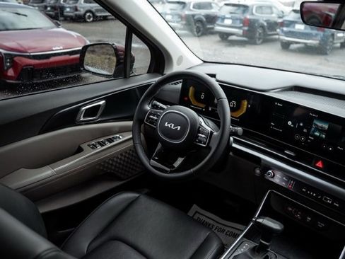 Used 2025 Kia Carnival image 30