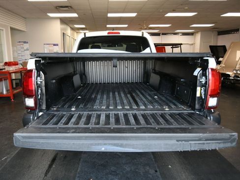 Certified 2022 Toyota Tacoma SR AWD/4WD image 21