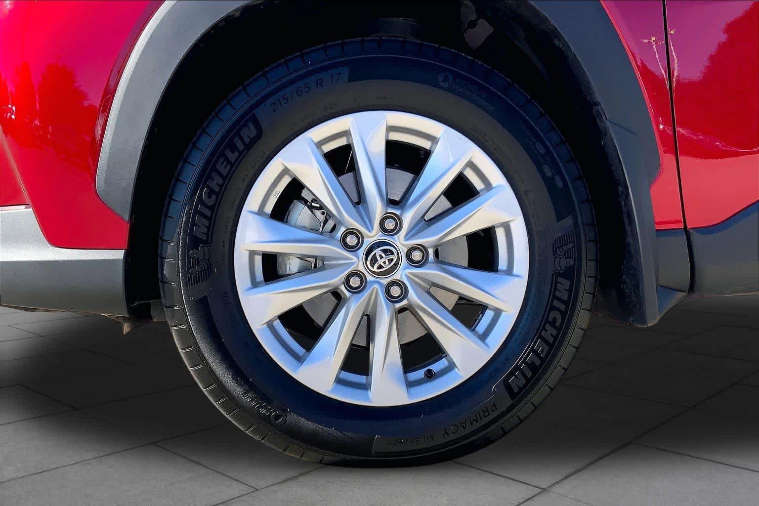 Used 2026 Toyota Corolla Cross LE FWD image 11