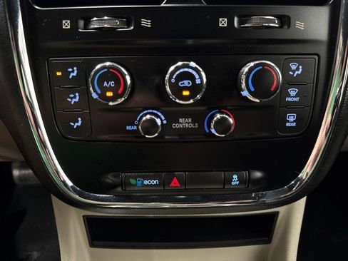 Used 2019 Dodge Grand Caravan SXT FWD image 23