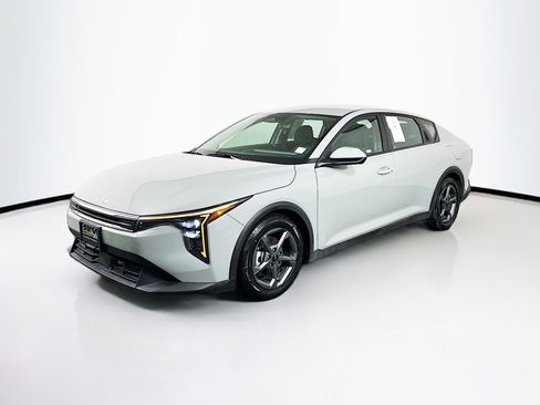 Used 2025 Kia K4 LXS image 3