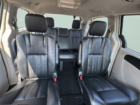 Used 2016 Chrysler Town & Country Touring FWD image 19