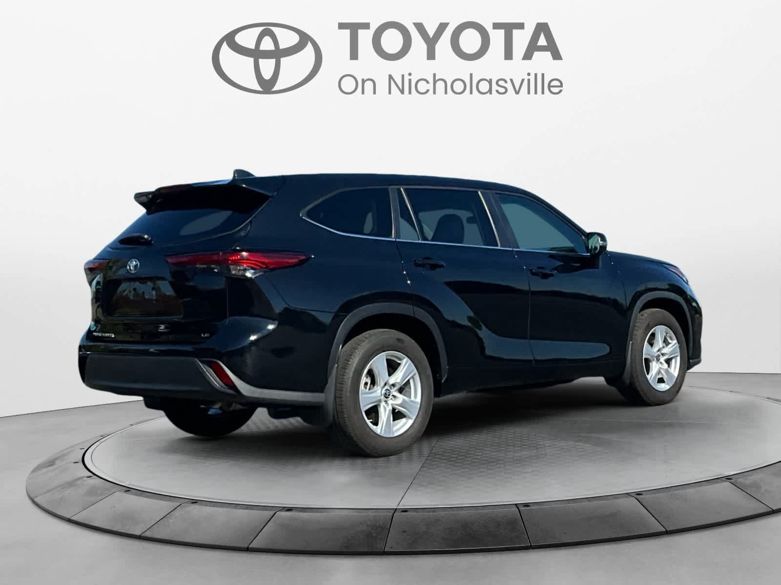 Used 2023 Toyota Highlander LE FWD image 5