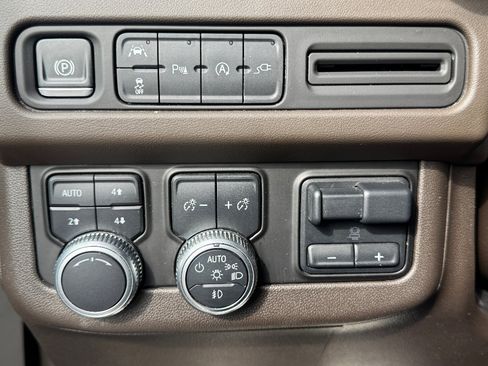 Used 2021 GMC Yukon XL SLT w/ SLT Luxury Plus Package image 17